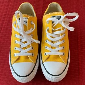 Yellow converse size 6 men’s, size 8 women’s